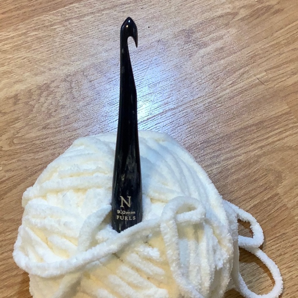 Furls Crochet Hook Resin, size N (9.00 mm) Indigo w/ spar…